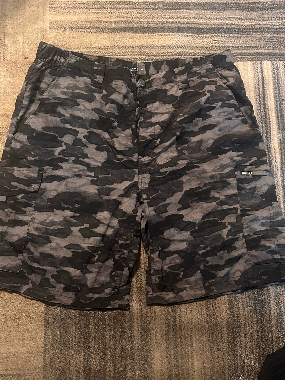 Columbia Omni-Shade Sun Protection Men's Gray & Black Camo Cargo Shorts